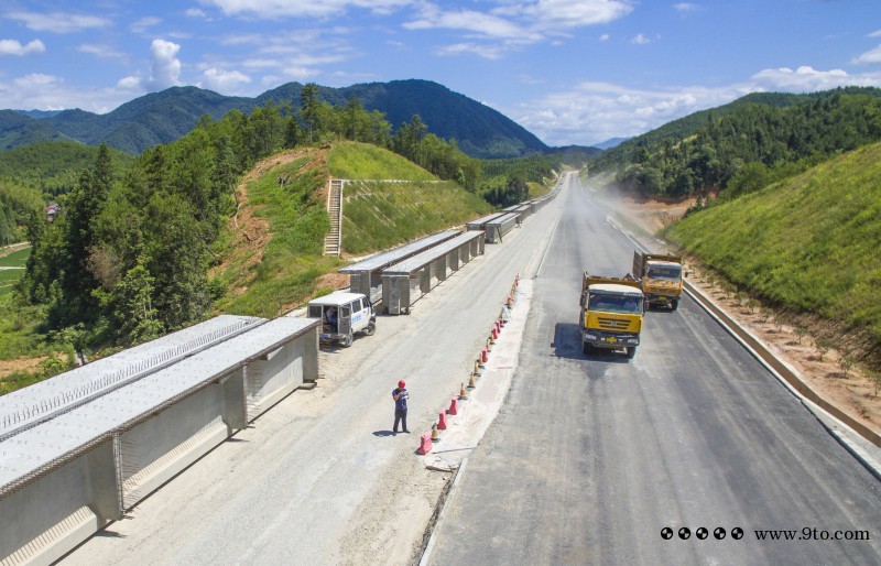 图为：顺邵高速项目主线路基上准备跨铁架设的T梁 雒焕鼎摄  