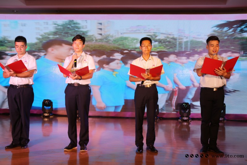 图4、诗朗诵《致青春》（林成立摄）
