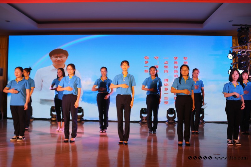 图5、手指舞《感恩的心》（林成立摄）
