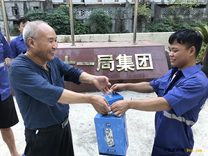 图2、项目书记朱品成为员工送上清凉慰问品