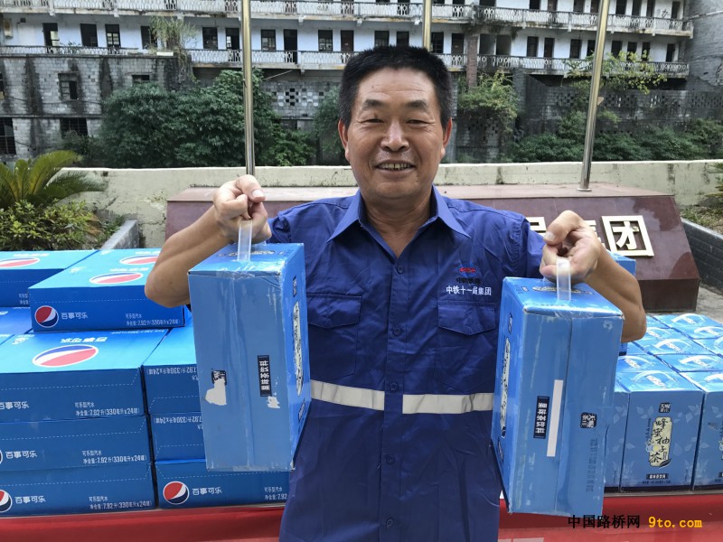 图3、员工在收到清凉慰问品后喜笑颜开