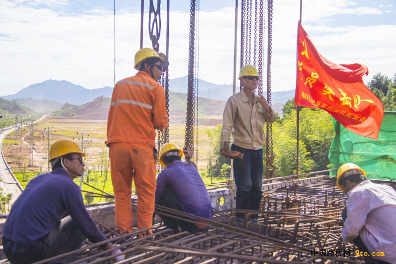 图为：北新路桥福建顺邵高速项目安家渡大桥悬浇梁施工现场 雒焕鼎摄