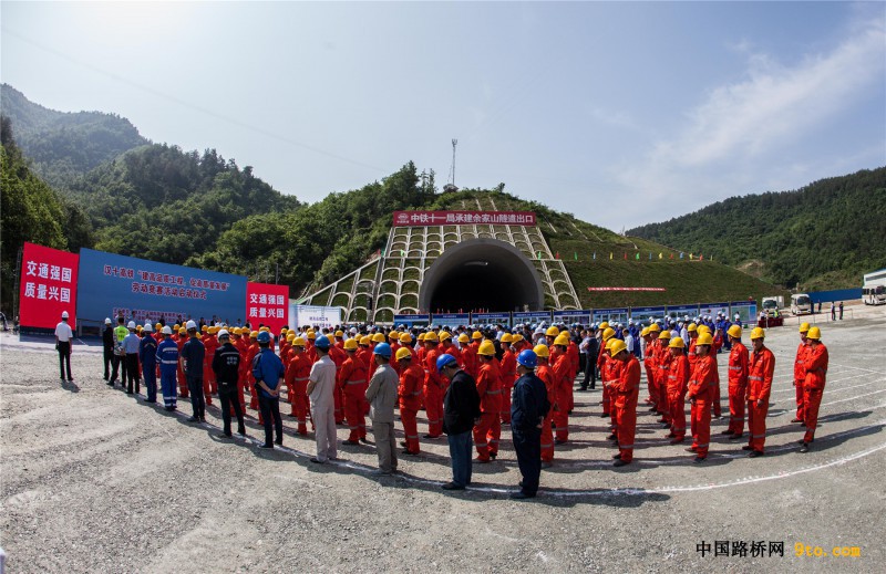图4、汉十高铁劳动竞赛活动现场（摄：徐云华）