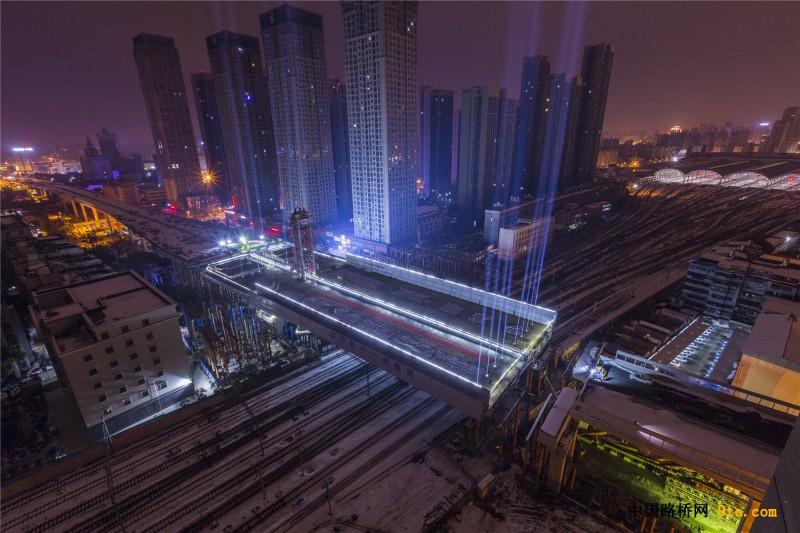 图1、武汉常青路主线转体桥夜间转体施工现场（摄：黄品清）