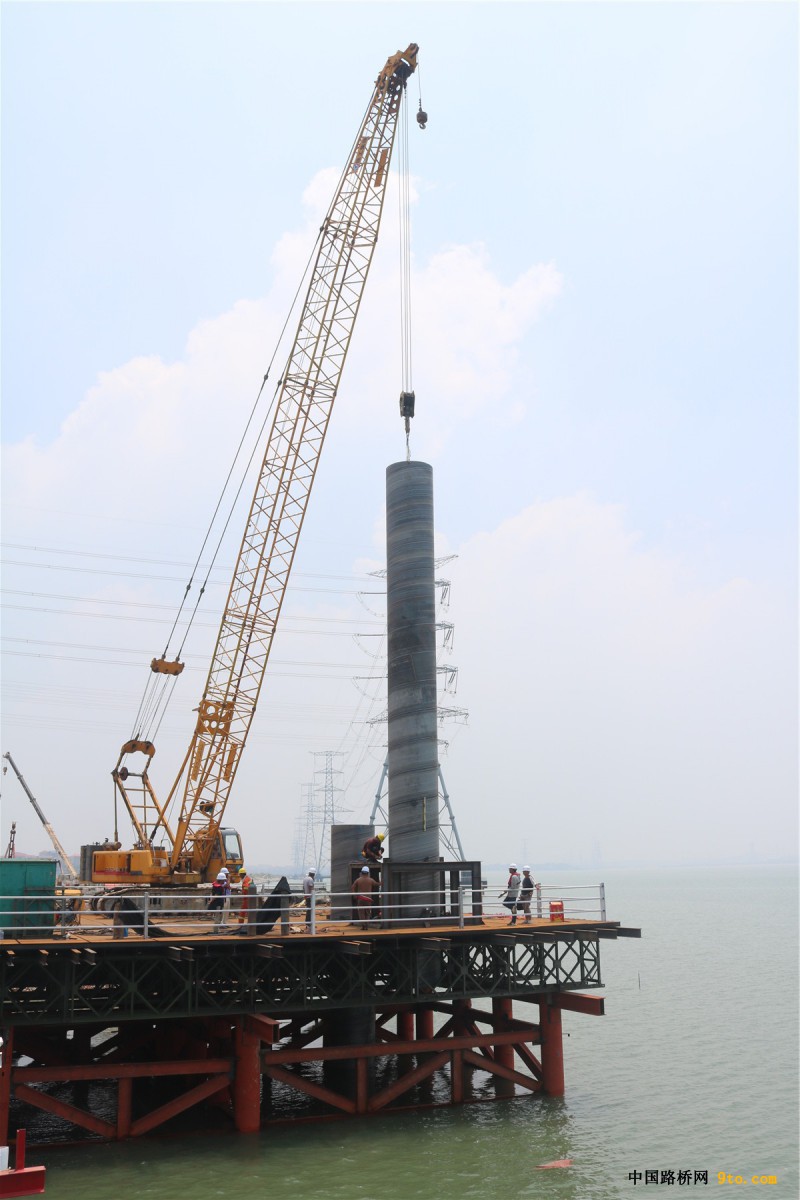 图2、湄洲湾跨海大桥桩基护筒缓缓入海