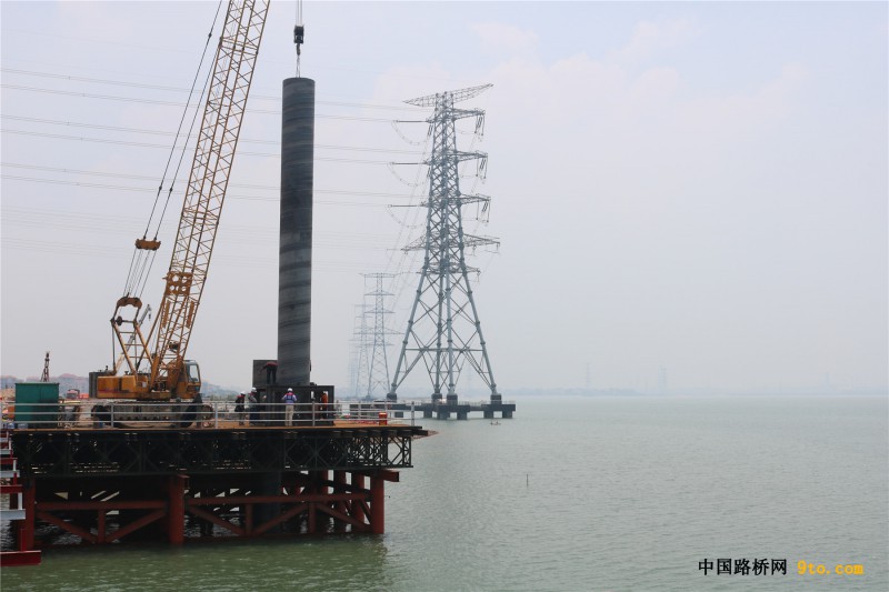 图3、湄洲湾跨海大桥桩基护筒入海