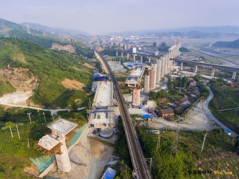 图2、汉十高铁项目跨襄渝铁路转体连续梁（摄：杨国健）