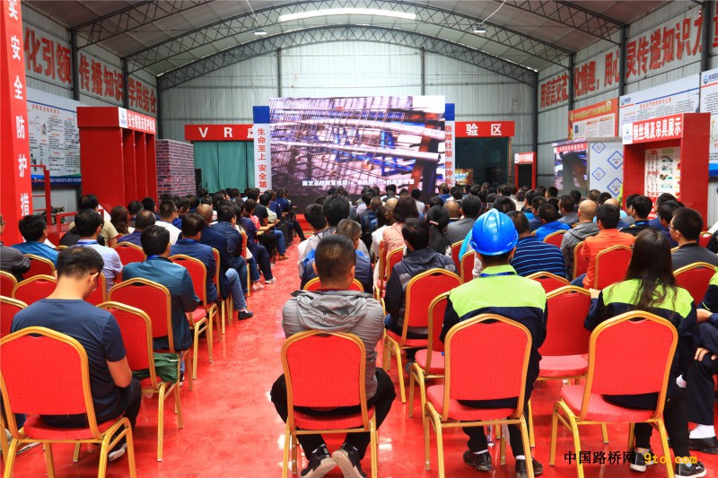 图1、参会人员认真观看施工工艺工法介绍