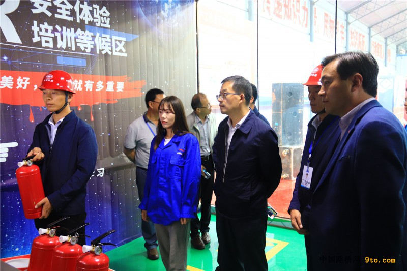 图5、与会领导在VR体验馆内观看灭火演示