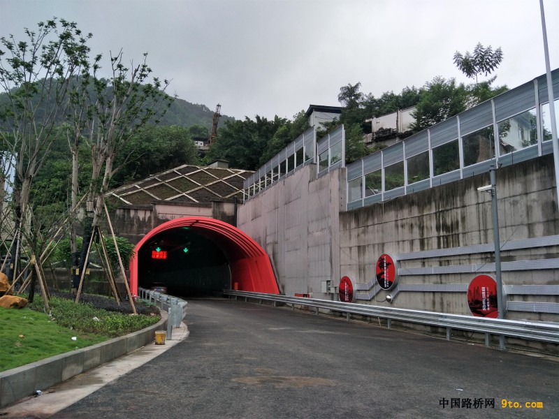 附图3、五公司重庆市市政东西大通道中梁山隧道左线洞口