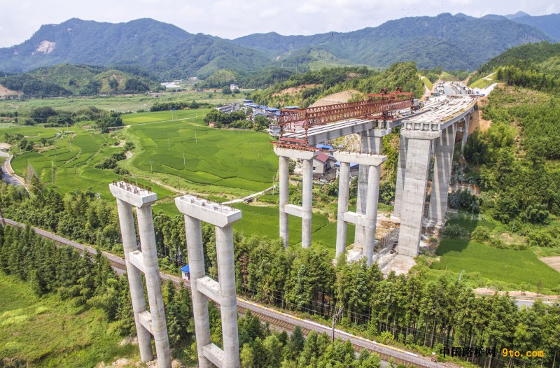 图为：北新路桥福建顺邵高速项目下沙大桥开始跨铁架梁施工 雒焕鼎摄