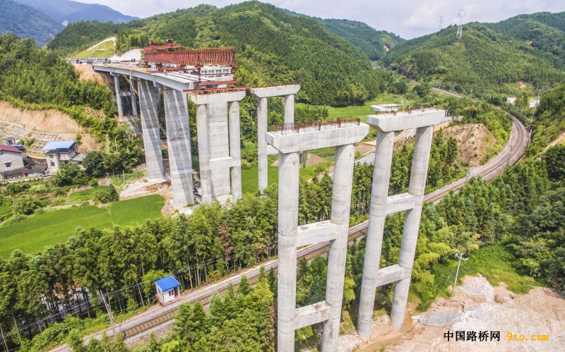 北新路桥福建顺邵高速项目下沙大桥正在进行跨铁架梁施工 雒焕鼎摄