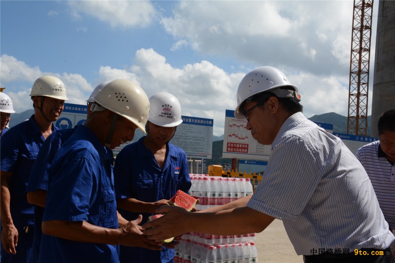 图1：临海市人大常委会副主任、市总工会主席李本浪为参建者亲手发放防暑物品