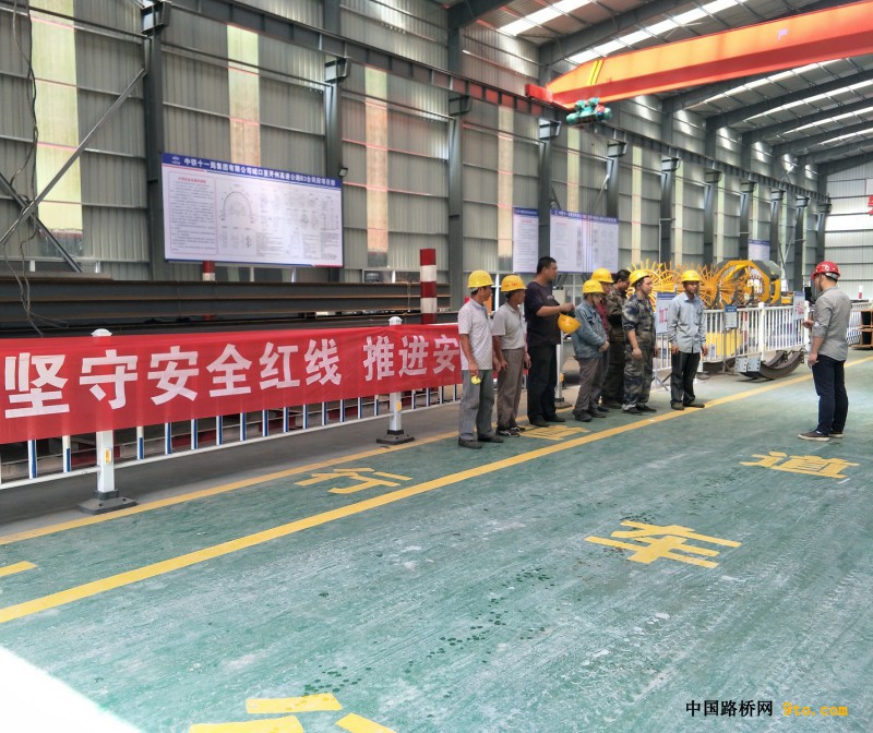 图2、安质部长深入综合场开展安全教育培训
