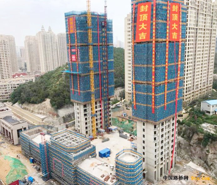 图1、星海融汇·翠庭4号楼、5号楼喜封金顶