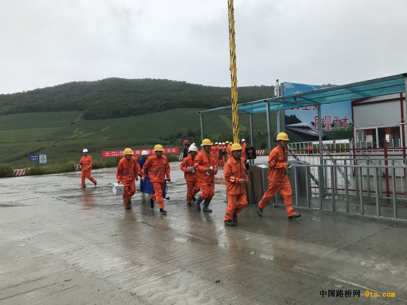 图2、抢险组、救护组和疏导组赶往事发地点
