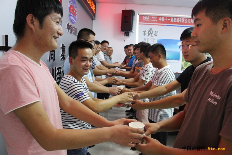 图2、行拜师礼