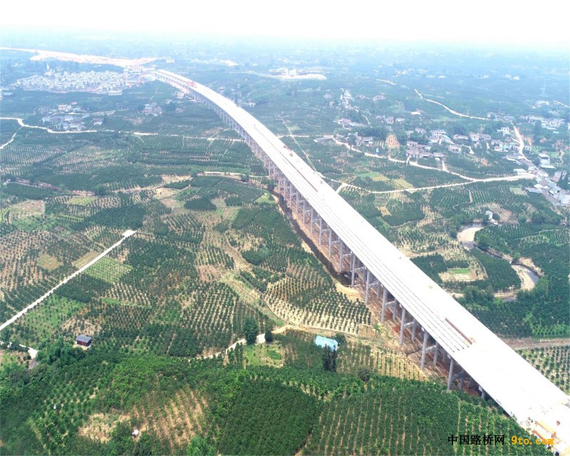 图2、五公司承建的蒲都高速公路韩石特大桥2