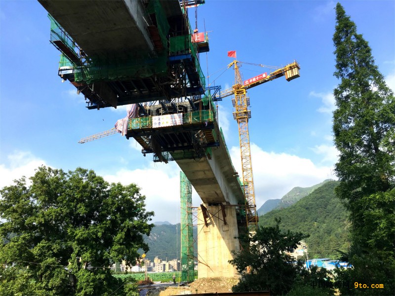 图3、五公司承建的乐清湾项目永乐河特大桥连续梁施工现场