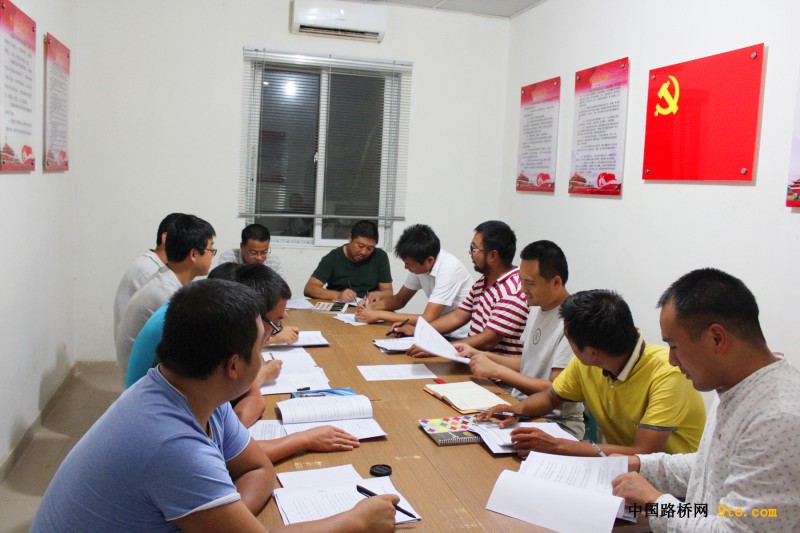 图1：全体党员在活动室开展集中党课学习