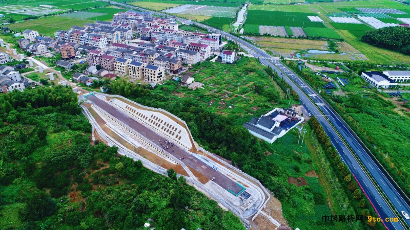 图1：标准化路基防护工程全景