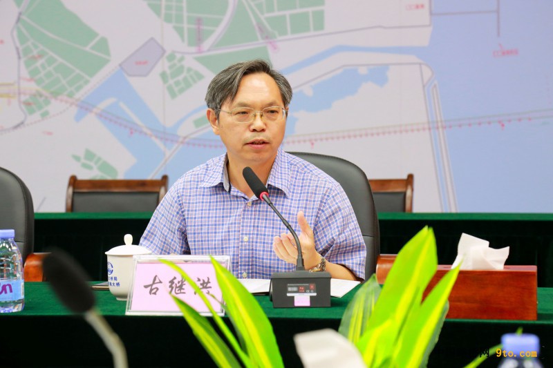 中铁大桥局副总经理、总会计师、总法律顾问古继洪做会议报告