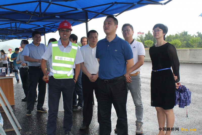 广东省惠州市副市长余金富（右三）视察仁博路面LM4标项目