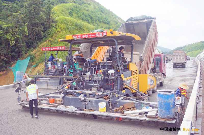 图1、仁博路面4标项目水稳层摊铺施工