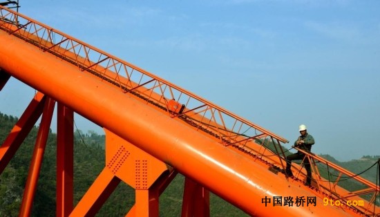 201531914434015823月19日一名工人在总溪河特大桥上作业1.JPG 201531914434015823月19日一名工人在总溪河特大桥上作业1.JPG