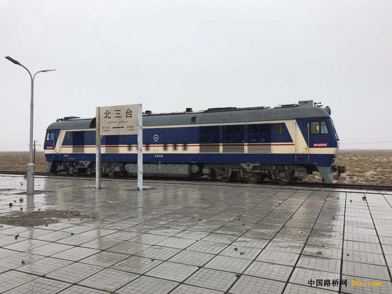 图2、机车驶过乌准铁路北三台站
