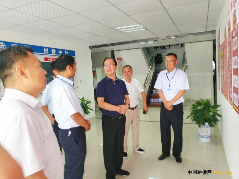 图1、萍乡市副市长叶华林（右三）一行参观项目驻地建设