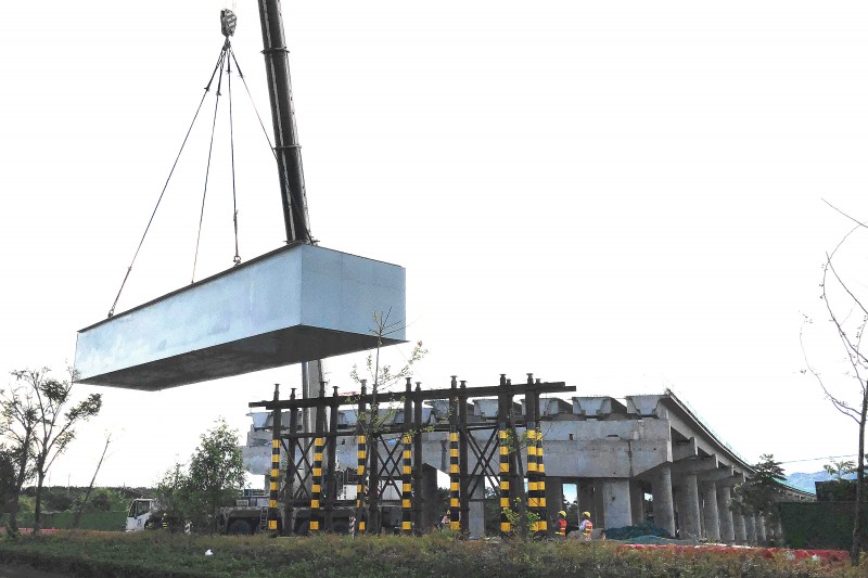 图1、五公司承建的蒲都高速公路韩石特大桥首片钢箱梁顺利架设。(摄影：余秀娟)
