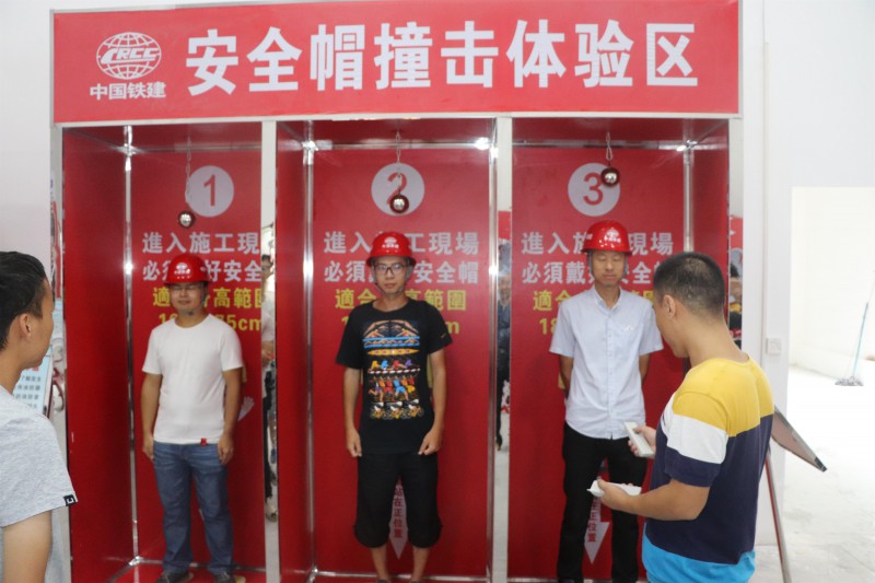 图5、五公司城开项目安全帽撞击体验区（摄影：吴廷贵）