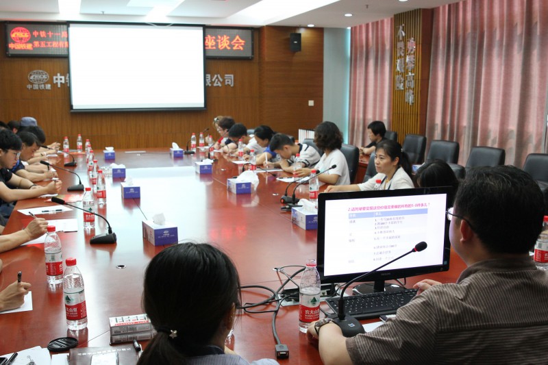 图1：座谈会上，专家为学生们做《我的大学》分享（摄影：马劲松）