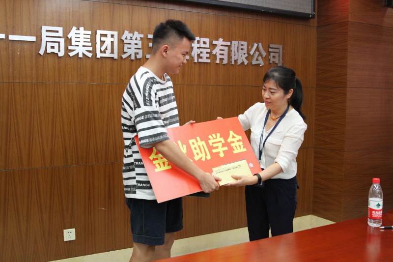 图2：工会副主席刘云霞为职工子女发助学金（摄影：马劲松）