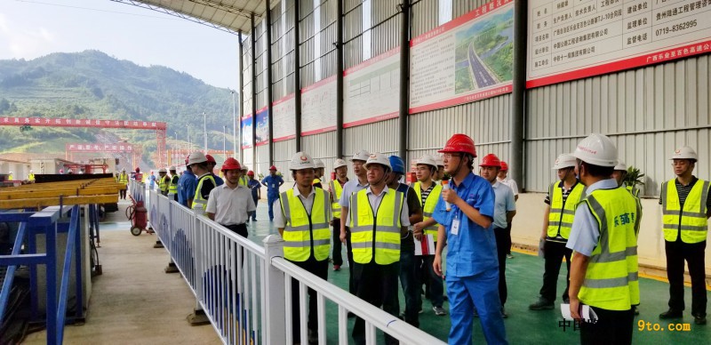 图3、观摩团参观梁场建设