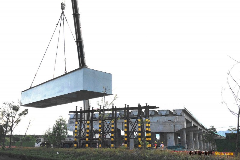 图1、五公司承建的蒲都高速公路韩石特大桥首片钢箱梁顺利架设。(摄影：余秀娟)