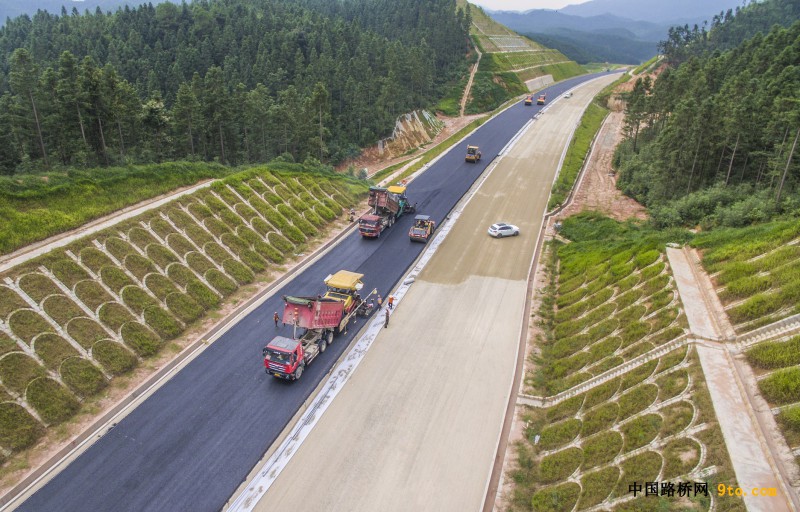 图为：北新路桥福建顺邵高速项目路面沥青层摊铺现场 雒焕鼎摄