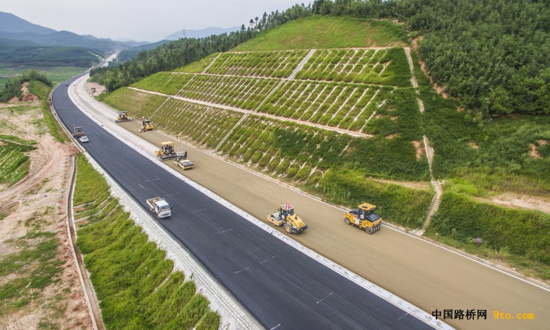 图为：北新路桥福建顺邵高速项目路面下面层摊铺现场 雒焕鼎摄