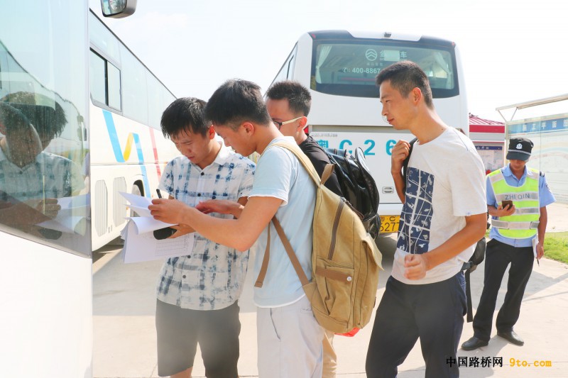 图2、工作人员登记撤离人员名单
