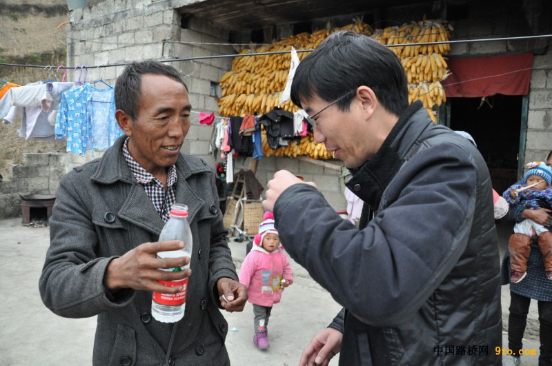 村民用一杯进门酒欢迎入户走访的王建华