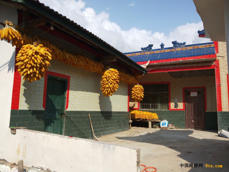 中铁二十三局定点帮扶后协调建设的彝家新寨房屋1