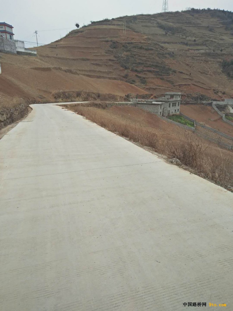 硬化的通村公路路面