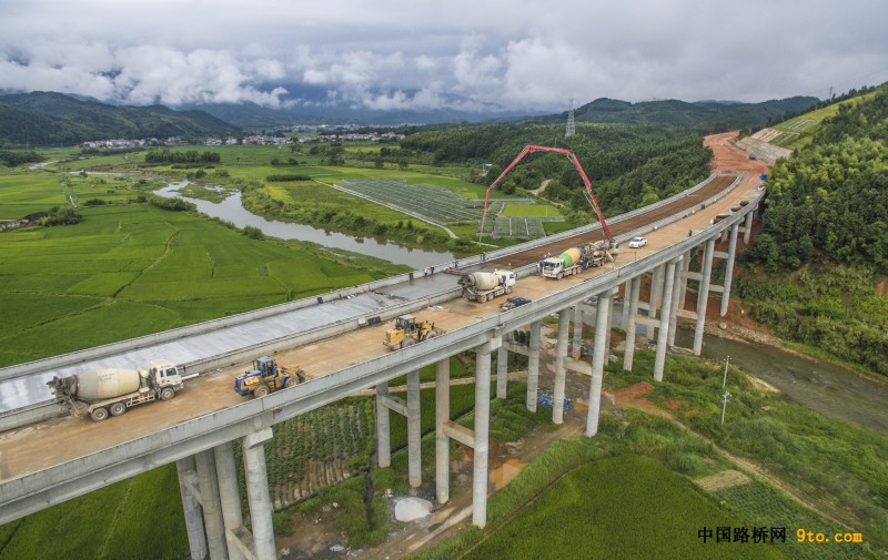 图为：北新路桥福建顺邵高速项目河坊特大桥桥面铺装现场 雒焕鼎摄
