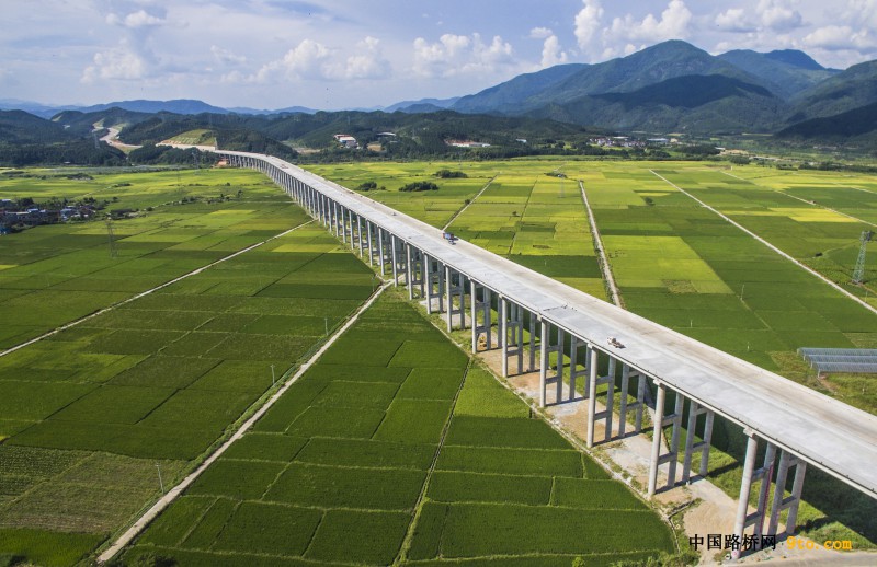 图为：北新路桥福建顺邵高速项目河坊特大桥桥面铺装全部完成 雒焕鼎摄