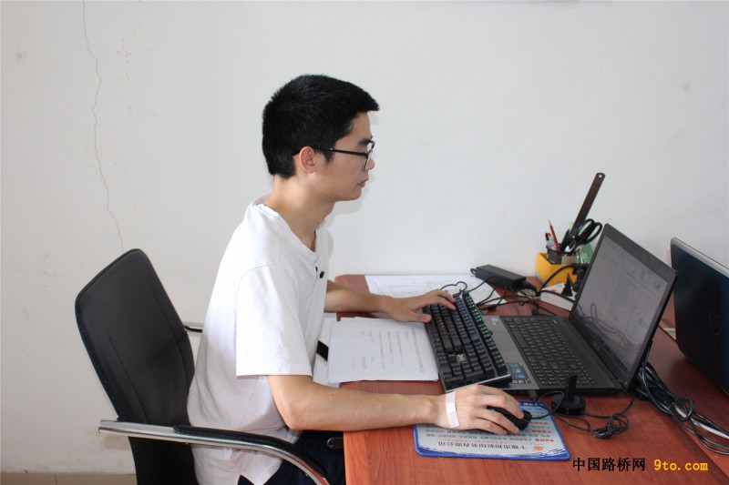 图3、邢皓皓在认真工作