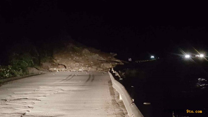 图1、夜间突发山体滑坡造成道路堵塞
