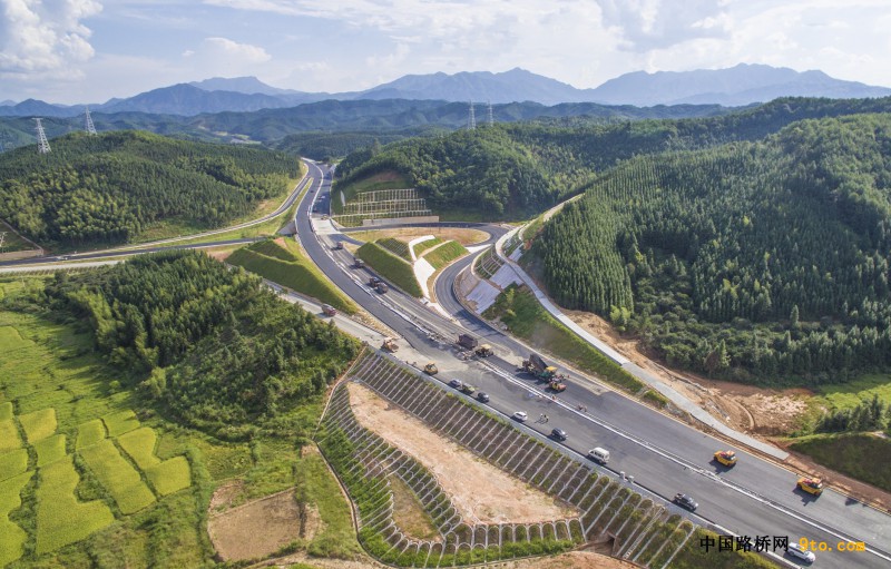 图为：兵团十一师北新路桥集团福建顺邵高速项目卫闽互通路面摊铺现场 雒焕鼎摄
