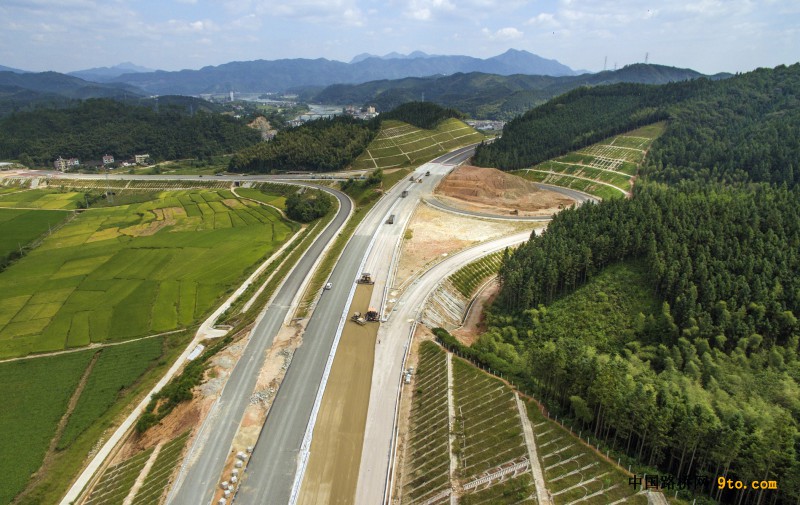 图为：兵团十一师北新路桥集团福建顺邵高速项目大干互通路面摊铺现场 雒焕鼎摄