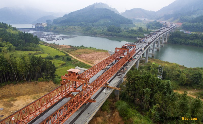 图为：北新路桥福建顺邵高速项目外石大桥右幅跨铁架梁完成 雒焕鼎摄